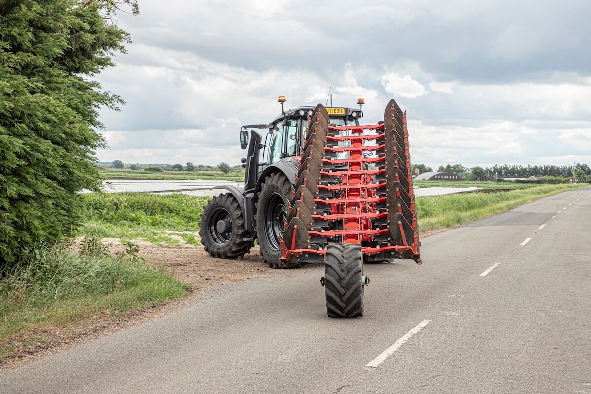 In fase di trasporto l’altezza del Kverneland Ecomat On-land è al di sotto della cabina del trattore 